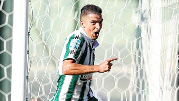 Carlitos L&oacute;pez celebra uno de sus goles en la Superliga griega con el Panathinaikos.