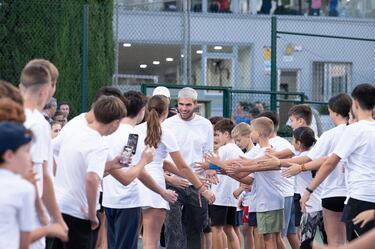 Carlos Alcaraz compartió esta distinción con los chicos y chicas del club, acompañado por el presidente y por su padre.