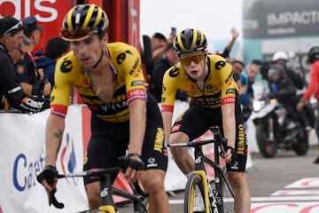 Primoz Roglic precede a Jonas Vingegaard como ganador de la 17? etapa en la cima del Angliru.