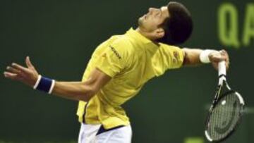 El serbio Novak Djokovic saca ante el espa&ntilde;ol Fernando Verdasco durante la segunda ronda del torneo de tenis de Doha. 