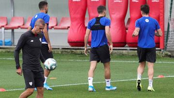 Gaizka Garitano golpea un balón durante el entrenamiento de hoy.
