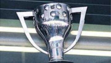Raúl levantó el trofeo de la Liga.