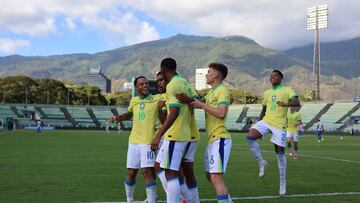 AMDEP2263. CARACAS (VENEZUELA), 10/02/2025.- Jugadores de Brasil celebran un gol este lunes, en un partido del hexagonal final del Campeonato Sudamericano sub-20 entre las selecciones de Paraguay y Brasil en el estadio Olímpico de la Universidad Central en Caracas (Venezuela). EFE/ Miguel Gutiérrez