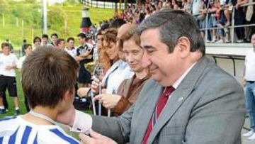 <b>FIESTA EN ABEGONDO. </b>Lendoiro entregó anoche los trofeos del Torneo organizado por el club coruñés para alevines y benjamines, que vencieron respectivamente el Deportivo A y el Ural A. En total, 2.380 niños compitieron durante todo el día de ayer en Abegondo.