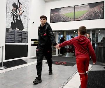 Stefan Bajcetic llega al partido contra el Newcastle United.