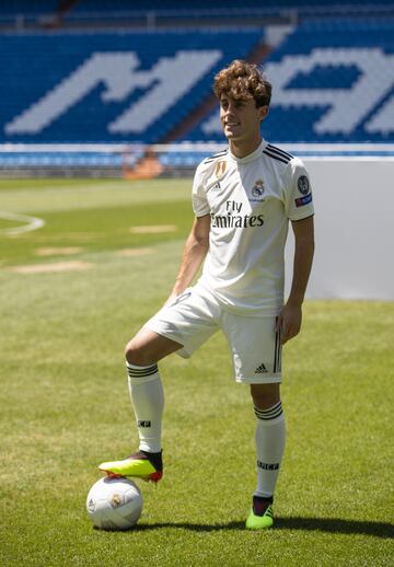 El jugador donostiarra ha sido presentado en el estadio Santiago Bernabéu de la mano de Florentino Pérez y acompañado de su familia.