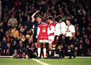 Ian Wright y su encontrón con Peter Schmeichel, portero de Manchester United. Observan Ryan Giggs y Gary Neville.