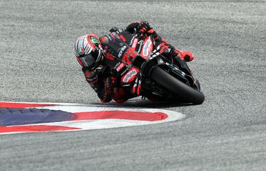 Marco Bezzecchi, del equipo Aprilia Racing, en acción durante la carrera de MotoGP.
