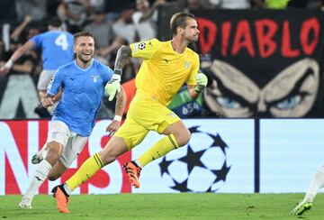 Tras el tanto el guardameta de la Lazio corrió por todo el campo sin mirar atrás y celebrando por todo lo alto. No todos los días un portero puede celebrar un gol.