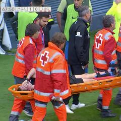 En camilla y llorando: así salió el linier del Málaga-Elche tras este horrible pisotón en el tobillo