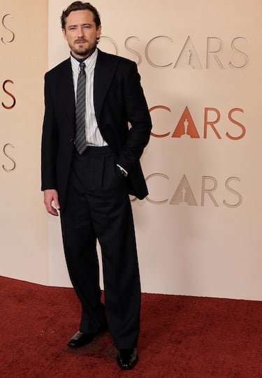 Lewis Pullman posa en la alfombra roja del Dolby Theatre.