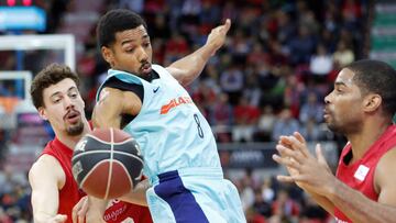 GRAF3299. ZARAGOZA, 03/12/2017.- El base estadounidense del FC Barcelona Phil Pressey y los jugadores del Tecnyconta Zaragoza Alex Suarez y Gary Neal, durante el partido de la décima jornada de Liga que disputan en el pabellón Principe Felipe de Zaragoza. EFE/JAVIER BELVER