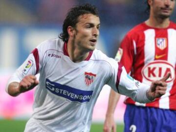 Llamado a ser el lateral del futuro del futbol español, murió antes de cumplir todos los augurios. Tenía 22 años cuando en una cobertura defensiva en pleno Sevilla-Getafe se desmayó a causa de un paro cardiorrespiratorio. Salió por su propio pie del campo, pero en los vestidores volvió a desvanecerse y debió ser trasladado al hospital, donde su estado empeoró hasta la muerte, acaecida el 28 de agosto de 2007, tres días después del partido.