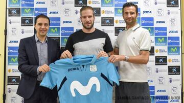 Solano posa con la camiseta del Movistar Inter durante su presentaci&oacute;n.