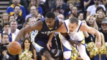 Tony Allen y Stephen Curry pelean por un balón.