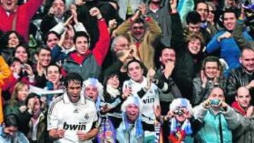 Raúl celebra uno de sus goles.