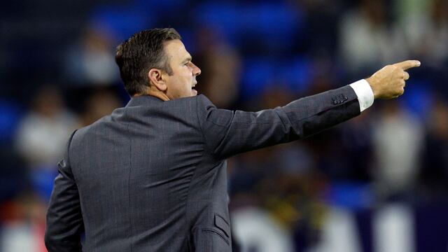 CARSON, CALIFORNIA - JULY 16: Head coach Greg Vanney of the Los Angeles Galaxy gestures during the second half against Austin FC at Dignity Health Sports Park on July 16, 2025 in Carson, California. Kevork Djansezian/Getty Images/AFP (Photo by KEVORK DJANSEZIAN / GETTY IMAGES NORTH AMERICA / Getty Images via AFP)
