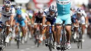 <b>PRIMERO Y QUINTO.</b> Con su victoria sorprendete en París, el kazako también ha escalado hasta el quinto puesto de la general, superando al estadounidense Levy Leipheimer.