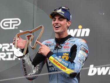 Fermín Aldeguer, del BK8 Gresini Racing MotoGP, celebra el segundo puesto en el Gran Premio. 