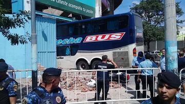 El micro de Unión choca con una pared y lesiona a un policía