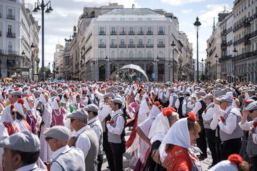 Cientos de personas bailan el chotis durante el pasacalles castizo ‘Bailando por Madrid’ por las Fiestas de San Isidro.