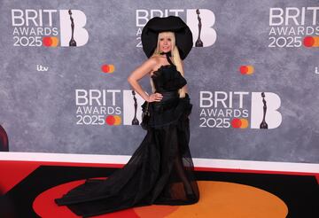 Paloma Faith posa en la alfombra de los Brit Awards 2025.