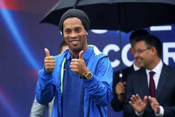 Ronaldinho sonriente durante un acto con el FC Barcelona.