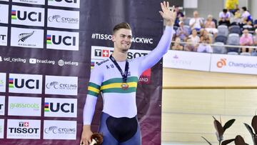 Matthew Glaetzer posa en el podio tras ser tercero en keirin en la Copa del Mundo de Ciclismo en Pista de Cambridge (Nueva Zelanda).