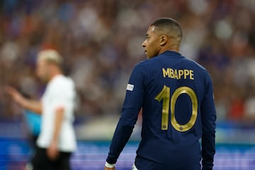 La selección francesa venció 2-0 ante Austria para evitar el descenso a la Liga B de la Nations League. Mbappé abrió el marcador con un golazo y lo celebró 'disparando una fotografía'.