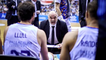 Pablo Laso da instrucciones a sus jugadores durante un tiempo muerto, de espaldas Sergio Llull y Anthony Randolph, ambos disponibles para el partido de hoy ante el Bayern.