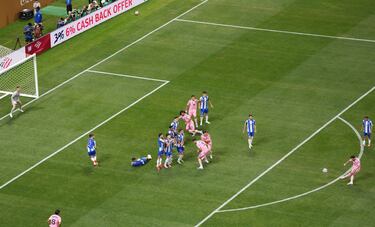 2-1. El astro argentino marca un tanto majestuoso de golpe franco desde el balcón del área de los dragones. El 10 dirigió la remontada y la victoria de las 'Garzas'.