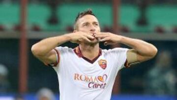 Totti celebra uno de sus goles.