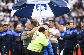 El entrenador argentino volvió al fútbol de su país como nuevo entrenador de Gimnasia La Plata. Los aficionados le aclamaron en el Estadio Juan Carmelo Zerillo.