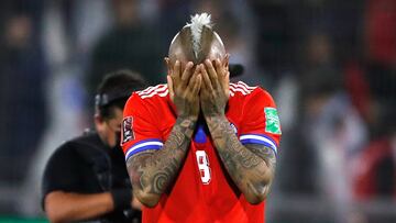 Futbol, Chile vs Uruguay.
Clasifictorias al Mundial de Catar 2022.
El jugador de la seleccion chilena Arturo Vidal, se lamenta tras el partido contra Uruguay clasificatorio al mundial de Catar 2022 disputado en el estadio San Carlos de Apoquindo en Santiago, Chile.
29/03/2022
Andres Pina/Photosport

Football, Chile vs Uruguay.
2022 Qatar Worldcup Championship qualifiers.
Chile's player Arturo Vidal, reacts after the 2022 World Cup qualifier match against Uruguay held at the San Carlos de Apoquindo stadium in Santiago, Chile.
29/03/2022
Andres Pina/Photosport