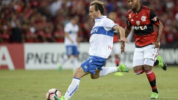 Futbol, Flamengo vs Universidad Catolica
Copa Libertadores 2017
El jugador de Universidad Catolica, Jose Fuenzalida, izquierda, disputa el baln contra el defensa de Flamengo durante el partido del grupo 4 de la Copa Libertadores de America en el estad