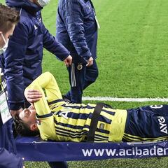 Özil abandonó el campo lesionado