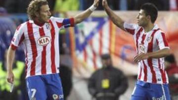 <b>BUEN ROLLO. </b>Forlán va a felicitar a Agüero después de que el argentino marcara el segundo de los goles de los rojiblancos, demostrando que no hay problemas entre ellos.