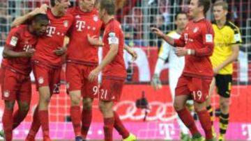 Los jugadores del Bayern celebran uno de los cinco tantos ante el Borussia de Dortmund.