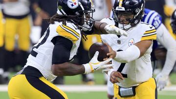 INDIANAPOLIS, INDIANA - SEPTEMBER 29: Justin Fields (2) of the Pittsburgh Steelers hands off to Najee Harris (22) of the Pittsburgh Steelers during the third quarter against the Indianapolis Colts at Lucas Oil Stadium on September 29, 2024 in Indianapolis, Indiana. Justin Casterline/Getty Images/AFP (Photo by Justin Casterline / GETTY IMAGES NORTH AMERICA / Getty Images via AFP)