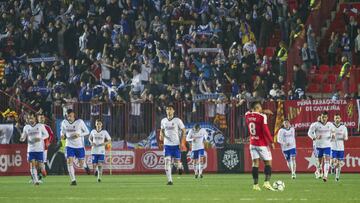 Los jugadores del Zaragoza regresan a su campo tras celebrar el gol de Grippo contra el Nástic junto a su afición.
