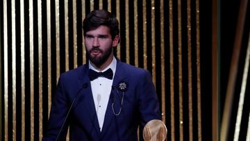 Allison Becker, jugador del Liverpool, ganador del Trofeo Yachine al mejor portero del año.