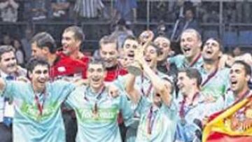 <b>CAMPEONES. </b>Interviú hizo ondear la bandera española en Moscú.