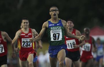 Leandro Prates de Oliveira, campeón de los 1.500 metros en los Juegos Panamericanos de Guadalajara 2011, fue encontrado muerto el 6 de julio en la vía pública de Sao Paulo, a los 39 años de edad. Su oro en los Panamericanos fue su mayor logro deportivo, pero también se colgó medallas en campeonatos Sudamericanos e Iberoamericanos. En 1.500 tuvo una mejor marca de 3:47.07.