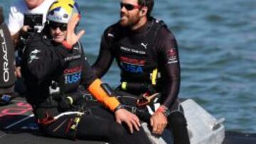 El capitán del equipo Oracle Team USA, Jimmy Spithill saluda tras la última regata.