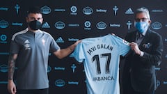 Javi Gal&aacute;n sujeta la camiseta del Celta con el presidente Carlos Mouri&ntilde;o durante su presentaci&oacute;n en A Sede. 