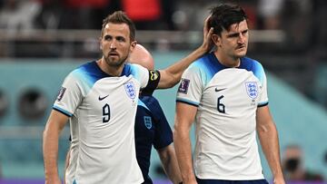 Harry Kane alienta a Harry Maguire en el primer partido de Inglaterra en el Mundial de Qatar.