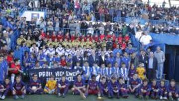 La foto de familia del Inclusive Football, con Del Bosque, autoridades y los chavales de Espanyol, Barcelona, Vilassar, Pineda, Nàstic de Manresa y Fundació Esportiva Grama.