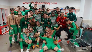 Así festejó el Granada su importante victoria en Gijón.