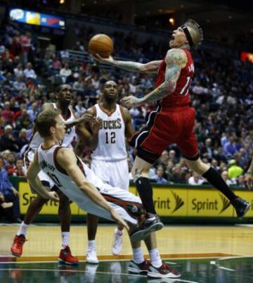 Entrada a canasta del jugador de Miami Chris Andersen ante el defensor de los Bucks Mike Dunleavy.