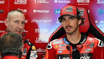 Bagnaia en el box de Ducati junto a su técnico, Gabarrini.